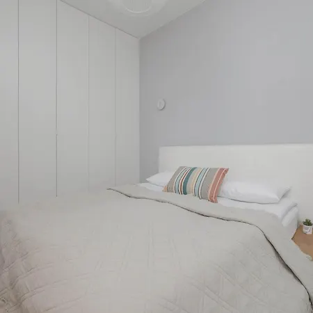 Family With 2 Bedrooms & Balcony In By Renters Varsóvia
