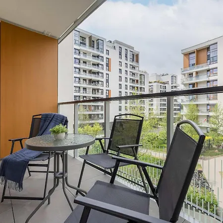 Family With 2 Bedrooms & Balcony In By Renters * Varsóvia
