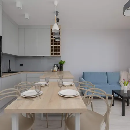 Family With 2 Bedrooms & Balcony In By Renters Apartamento Varsóvia