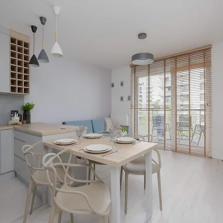 Family With 2 Bedrooms & Balcony In By Renters Apartamento *