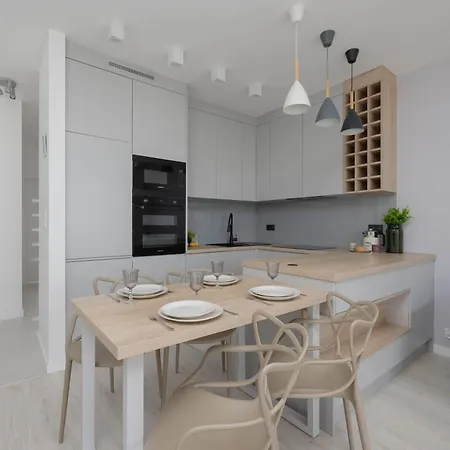 Family With 2 Bedrooms & Balcony In By Renters