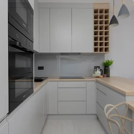 Family With 2 Bedrooms & Balcony In By Renters Apartamento