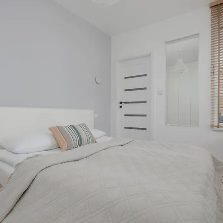 Family With 2 Bedrooms & Balcony In By Renters Varsóvia