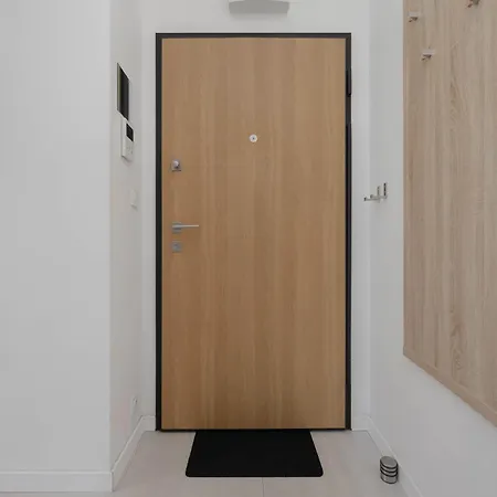 Family With 2 Bedrooms & Balcony In By Renters Varsóvia