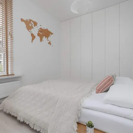 Family With 2 Bedrooms & Balcony In By Renters
