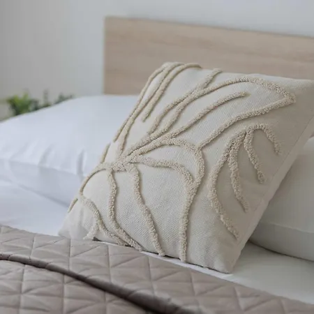 Family With 2 Bedrooms & Balcony In By Renters * Varsóvia