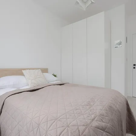 Family With 2 Bedrooms & Balcony In By Renters *