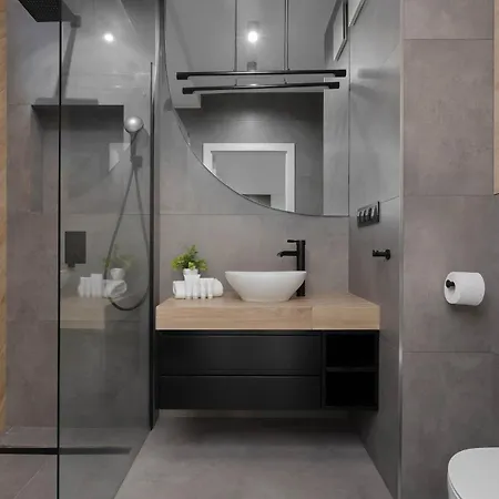 Family With 2 Bedrooms & Balcony In By Renters Apartamento
