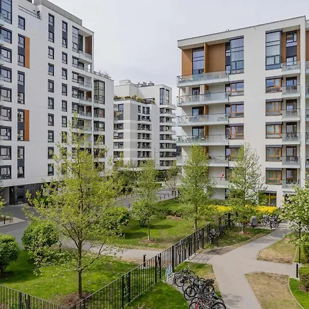 Family With 2 Bedrooms & Balcony In By Renters * Varsóvia